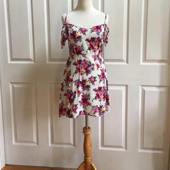 Urban Outfitters Off the Shoulder Floral Dress - Picture 4 of 4